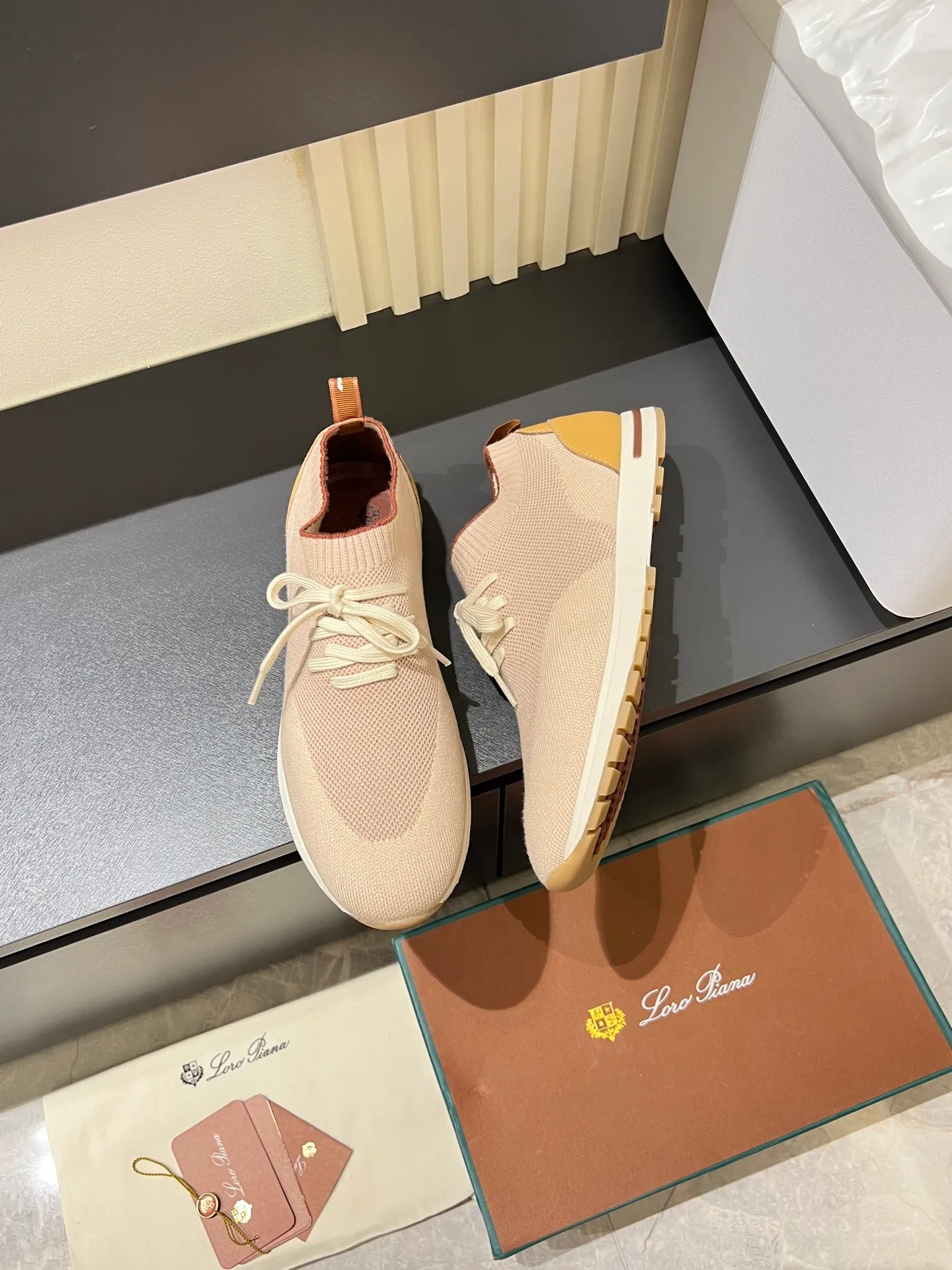 Men's Men's Shoes 💰p380 Loro Men's Shoes 💰piana/Noyo Piana 360 L Men's Shoes 💰p Flexy Walk Men's Sports Shoes These sports shoes are made of knitted wool uppers, and the heel is wrapped in smooth calf leather. Merino sheep are selected from Australia and New Zealand. The upper is machine-woven like a sweater, and then equipped with a white rubber outsole and a Kummel-colored sole. It is both beautiful and non-slip. The fabric is 100% cashmere and the insole is calf leather. It is super comfortable on the feet! Comes with full original packaging! Multiple colors available! Size: 38-44 (45 customized)